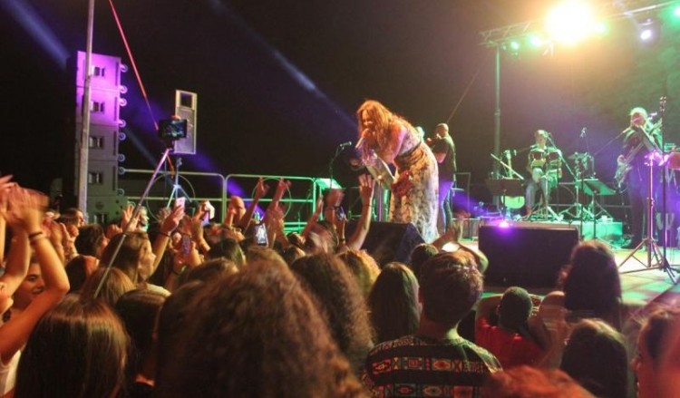 Η Μελίνα Ασλανίδου χορεύει ποντιακά στο κέντρο της Σύρου (φωτο, βιντεο)