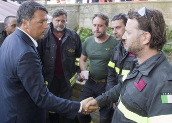 Ρέντσι: Τουλάχιστον 120 οι νεκροί από το σεισμό