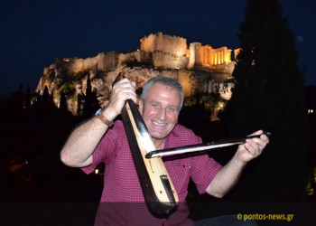 Σκοποί Σουρμένων από τον λυράρη Αντνάν Κουρτ μαγεύουν κάτω από τον Παρθενώνα (φωτο, βίντεο)