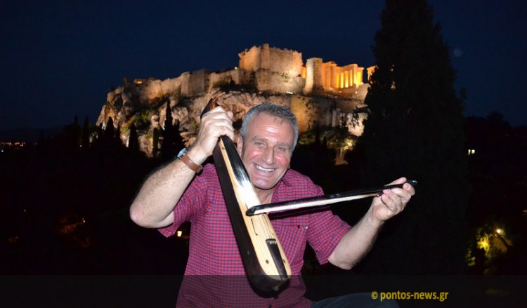 Σκοποί Σουρμένων από τον λυράρη Αντνάν Κουρτ μαγεύουν κάτω από τον Παρθενώνα (φωτο, βίντεο)