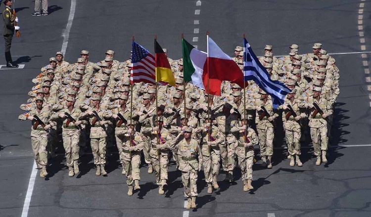 Εντυπωσιακή στρατιωτική παρέλαση για τα 25 χρόνια ανεξαρτησίας της Αρμενίας (φωτο)