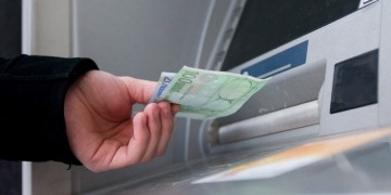 Από αύριο στους εργαζόμενους το επίδομα 800 ευρώ