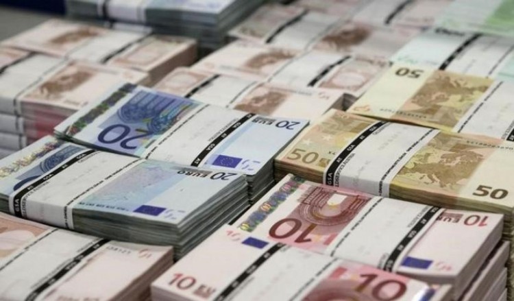 Ένα δισ. ευρώ από «τα στρώματα» στις τράπεζες