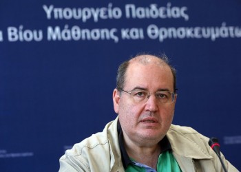 Κίτρινη κάρτα των θεσμών στον Φίλη για την ιδιωτική εκπαίδευση