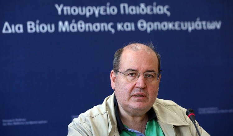Κίτρινη κάρτα των θεσμών στον Φίλη για την ιδιωτική εκπαίδευση