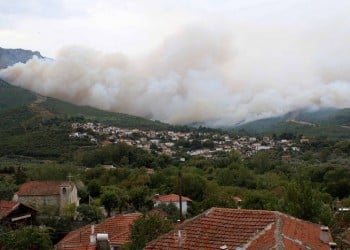 Μάχη για τρίτη ημέρα με τη φωτιά στη Θάσο