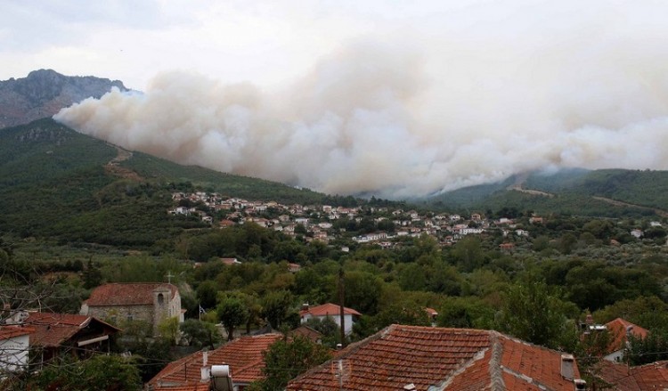 Μάχη για τρίτη ημέρα με τη φωτιά στη Θάσο