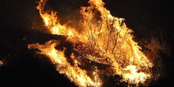 Μαίνεται φωτιά στη Ζάκυνθο