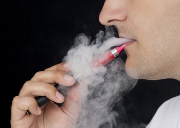 Ηλεκτρονικό τσιγάρο τέλος στους δημόσιους χώρους