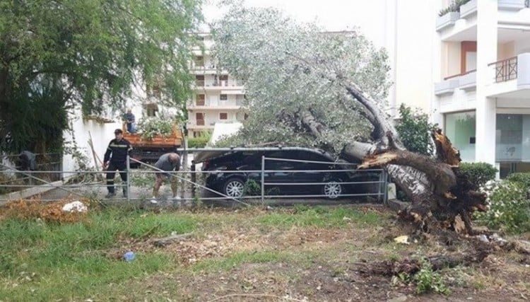 Κακοκαιρία στη δυτική Ελλάδα – Μπουρίνι στην Πάτρα, ανεμοστρόβιλος στη Ζάκυνθο