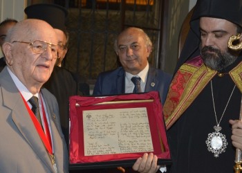 Δύο κειμήλια του ιερομάρτυρα μητροπολίτη Σμύρνης Χρυσοστόμου στον διάδοχό του Βαρθολομαίο