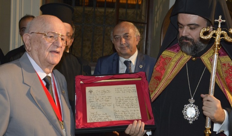 Δύο κειμήλια του ιερομάρτυρα μητροπολίτη Σμύρνης Χρυσοστόμου στον διάδοχό του Βαρθολομαίο