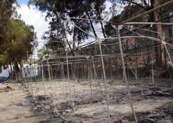 Στάχτη το hot spot στη Μόρια – Έγιναν συλλήψεις
