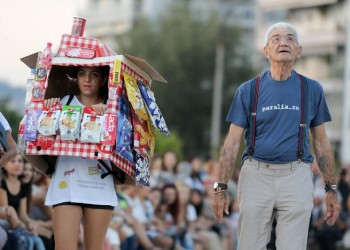 Πασαρέλα με ρούχα από τα... σκουπίδια και γκεστ τον Μπουτάρη