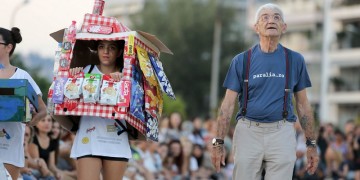 Πασαρέλα με ρούχα από τα... σκουπίδια και γκεστ τον Μπουτάρη