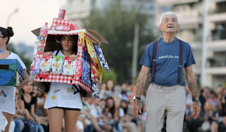 Πασαρέλα με ρούχα από τα... σκουπίδια και γκεστ τον Μπουτάρη