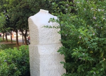 Αποκεφάλισαν την προτομή της Λέλας Καραγιάννη στα Εξάρχεια