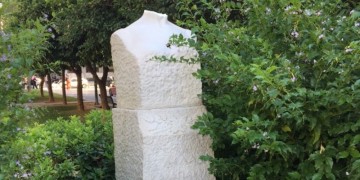 Αποκεφάλισαν την προτομή της Λέλας Καραγιάννη στα Εξάρχεια