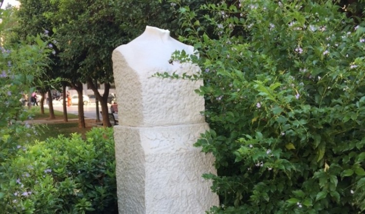 Αποκεφάλισαν την προτομή της Λέλας Καραγιάννη στα Εξάρχεια