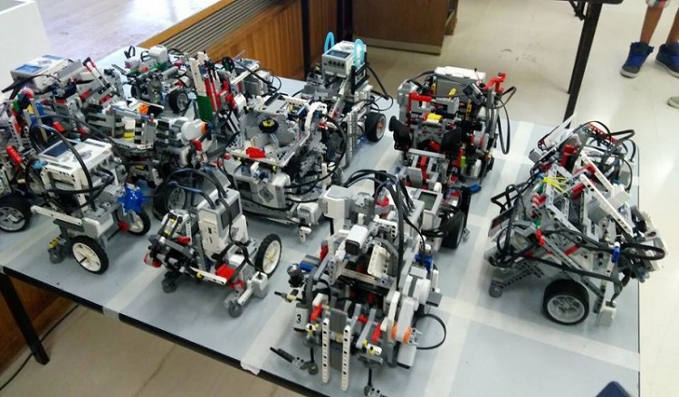 81η ΔΕΘ: Ρομπότ με ποντιακές φορεσιές στο περίπτερο του Πανεπιστημίου Μακεδονίας