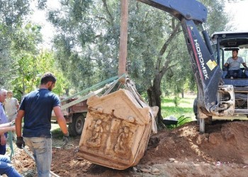 Ξεφυτρώνουν σαρκοφάγοι από ελαιώνα στη Νίκαια της Βιθυνίας (φωτο, βίντεο)
