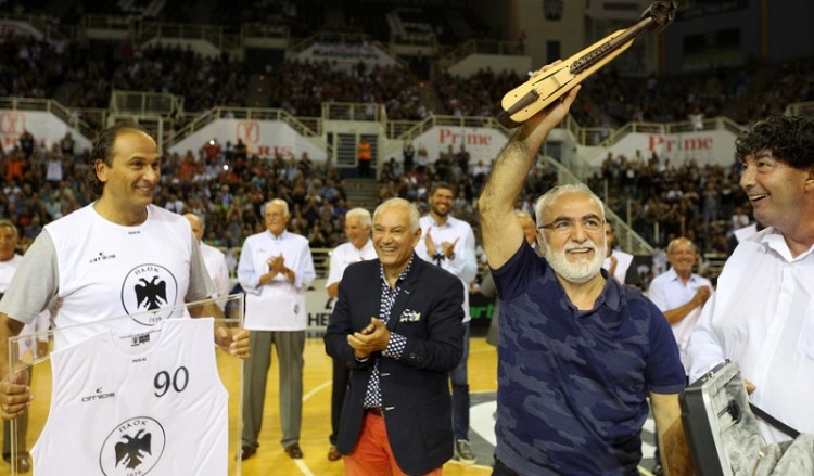 Μια ποντιακή λύρα δώρο στον Ιβάν Σαββίδη