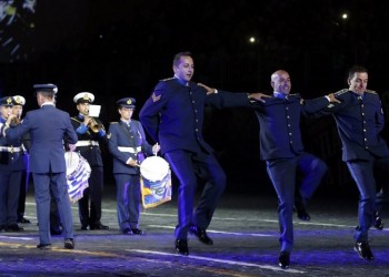 Η Πολεμική Αεροπορία χόρεψε συρτάκι την Κόκκινη Πλατεία (βίντεο)