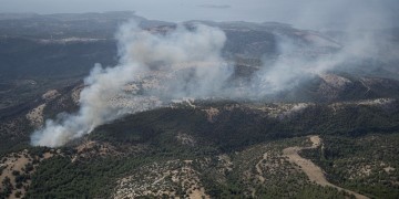 Συγκλονιστικό βίντεο από τη φωτιά στη Θάσο: Πέρασαν μέσα από τις φλόγες