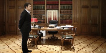 Ο Αλέξης Τσίπρας φόρεσε φανέλα του Αντετοκούνμπο και έστειλε μήνυμα κατά του ρατσισμού