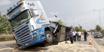 Ανατράπηκε νταλίκα στην Αθηνών-Λαμίας