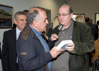 Με αφιέρωση-μάθημα για τον Νίκο Φίλη, δώρισε βιβλίο του στον υπουργό ο Θ. Δεύτος