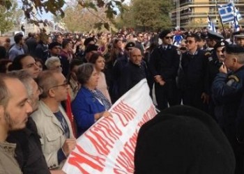 Διαμαρτυρίες κόντρα σε πλειστηριασμούς και μνημόνια, δίπλα στις παρελάσεις