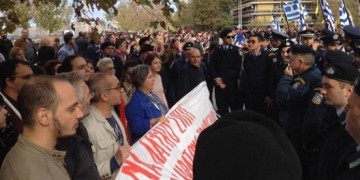 Διαμαρτυρίες κόντρα σε πλειστηριασμούς και μνημόνια, δίπλα στις παρελάσεις