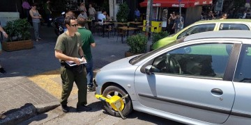 Αθήνα: Η Δημοτική Αστυνομία επιστρέφει πινακίδες από σήμερα