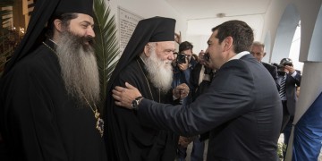 Οι ιερείς θέλουν να παραμείνουν στο Δημόσιο – Απορρίπτουν τη συμφωνία Τσίπρα-Ιερώνυμου