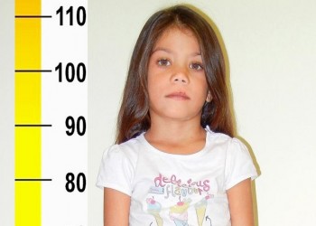 Κορίτσι 6 ετών σε σπίτι Ρομά στον Τύρναβο – Αναζητούνται οι γονείς