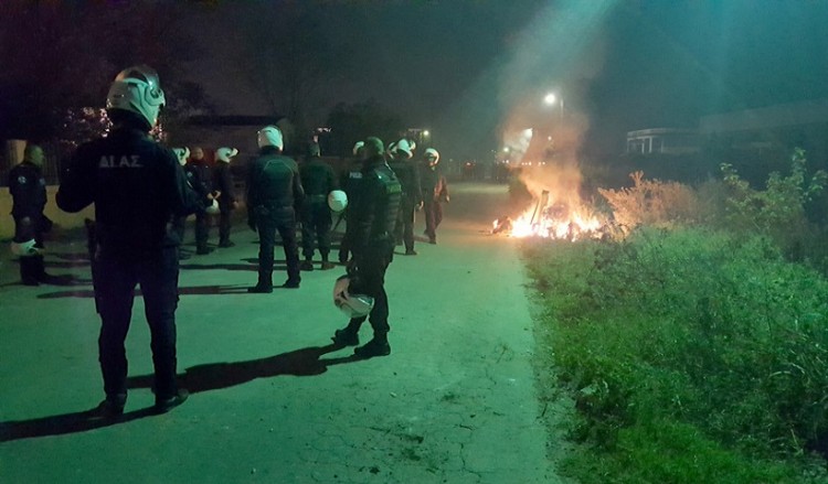 Βαρύ κλίμα στο Ωραιόκαστρο: Δύο πρόσφυγες νεκροί, νύχτα επεισοδίων (φωτο, βίντεο)