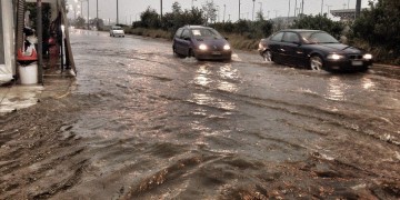 Η Κρήτη ξανά στο έλεος κακοκαιρίας – Απεγκλωβισμός ατόμων στη Σητεία