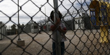 «Κανένα παιδί μόνο»: Παρέμβαση Μητσοτάκη για τα ασυνόδευτα προσφυγόπουλα