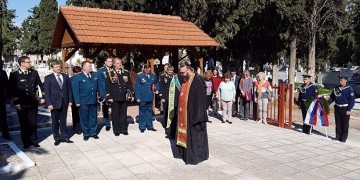 Экипаж "Сметливого" возложил венки к памятнику русским морякам в Пирее