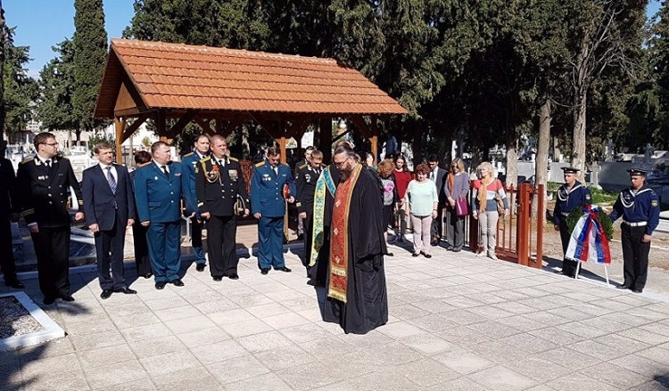 Экипаж "Сметливого" возложил венки к памятнику русским морякам в Пирее
