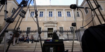Τροπολογία Παππά για το «μαύρο» στα κανάλια που δεν πήραν άδεια