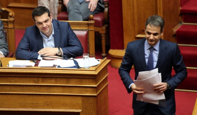 Τσίπρας-Μητσοτάκης μονομαχούν στη Βουλή για τη διαπλοκή