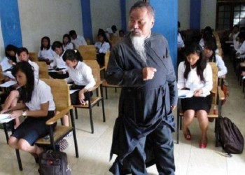 Ινδονήσιος κληρικός διδάσκει αρχαία ελληνικά στη Σουμάτρα