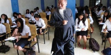 Ινδονήσιος κληρικός διδάσκει αρχαία ελληνικά στη Σουμάτρα