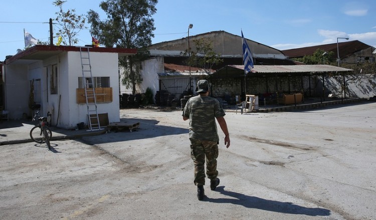 Τα ΜΑΤ εκκένωσαν τον Βοτανικό – Έγιναν συλλήψεις