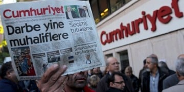 Τουρκία: Προφυλακίστηκαν και εννέα δημοσιογράφοι της «Cumhuriyet»