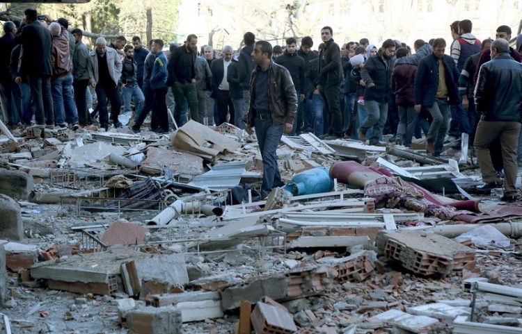 Μακελειό από την επίθεση στο Ντιγιάρμπακιρ – Προηγήθηκαν συλλήψεις της ηγεσίας και βουλευτών του HDP (φωτο, βίντεο)