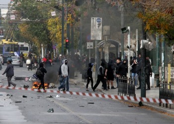 Πετροπόλεμος και φωτιές γύρω από το Πολυτεχνείo (βίντεο)