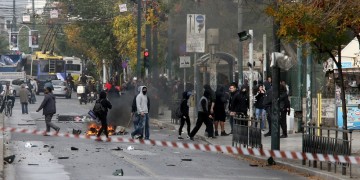 Πετροπόλεμος και φωτιές γύρω από το Πολυτεχνείo (βίντεο)